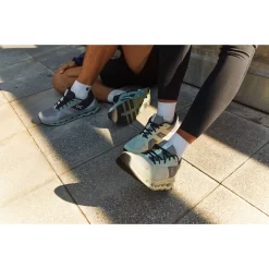 On Running On Cloudrunner Dames Hardloopschoenen - White & Frost 18 On Running On Cloudrunner Dames Hardloopschoenen - White & Frost -On Running on cloudrunner women running shoes frost aloe 9 1242025